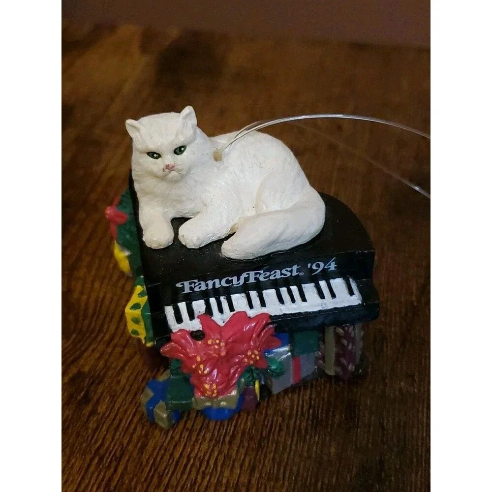 Fancy Feast 1994 Resin Christmas Ornament White Cat On Piano With Presents Kitty